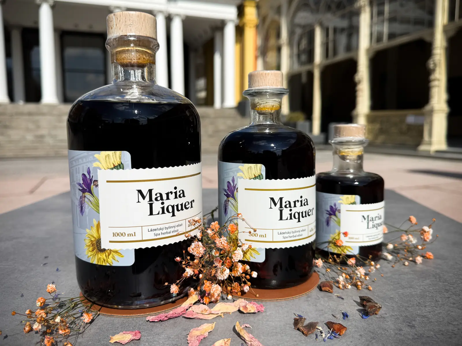Tři lahve Maria Liquer na kolonádě v Mariánských Lázních